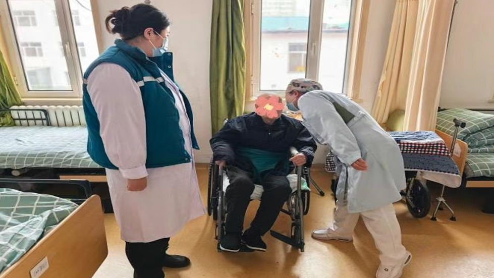 延伸服务触角，传递医患温情——我院重症医学科团队赴三桥社区养老院暖心回访